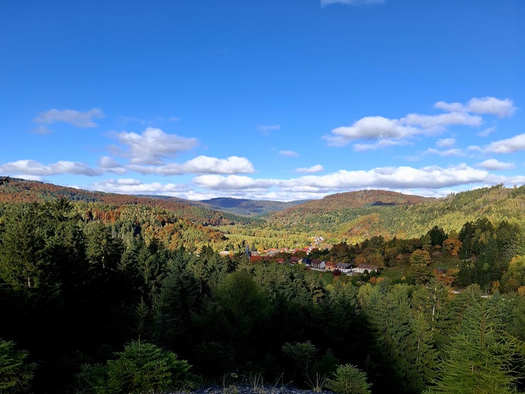 Herbstliches Dorf im Harz mit Sonne und Bergen – Symbol für Ruhe, Loslassen und Selbstfürsorge lernen