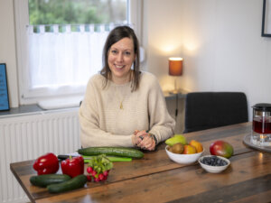 Merle beim Gemüse schneiden – gesunde Ernährung in schwierigen Zeiten