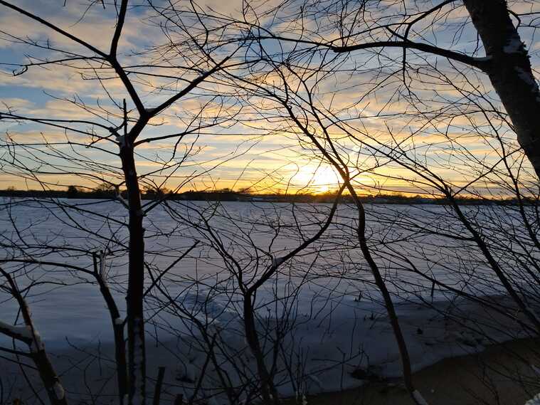Sonnenuntergang im Schnee als Symbol für Dranbleiben, innere Stärke und Selbstliebe in Zeiten der Veränderung